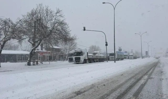 Tır ve çekicilere ulaşıma kapatılan Kahramanmaraş-Kayseri kara yolu yeniden açıldı
