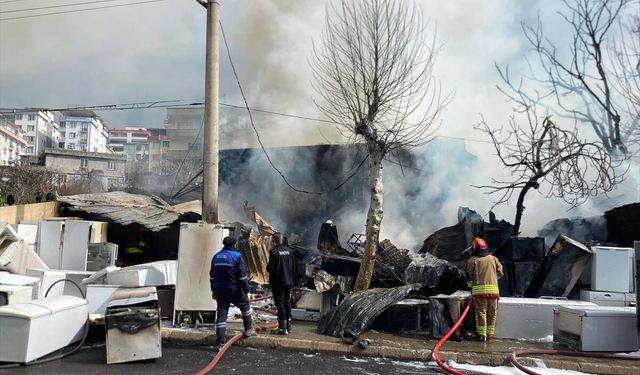 Kahramanmaraş'ta iş yeri deposunda çıkan yangın söndürüldü