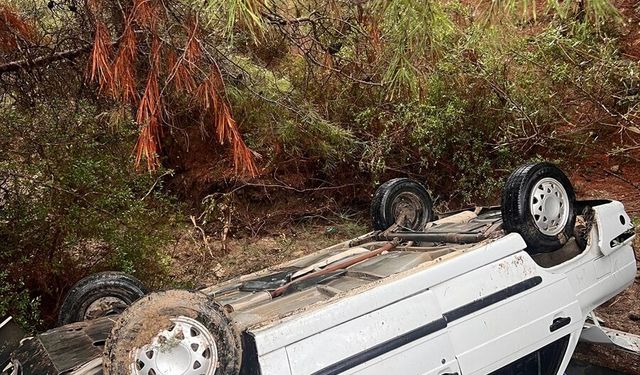 Şarampole yuvarlanan otomobildeki 4 kişi yaralandı