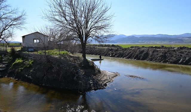 'Yerli Robinson', yağışlarla su seviyesi yükselen göl kıyısında oluşturduğu yaşam alanına yeniden döndü