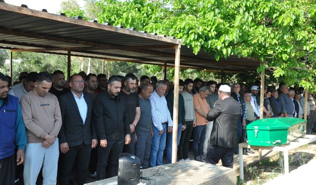 Denizde cesetleri bulunan iki kişiden birinin cenazesi toprağa verildi