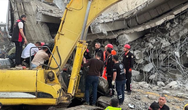 Kahramanmaraş'ta 5 katlı otoparkın yıkımı sırasında iş makinesi enkaz altında kaldı