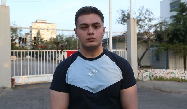 Kahramanmaraş'taki silahlı saldırının gerçekleştiği okula Türk bayrağı asıldı ve karanfil bırakıldı