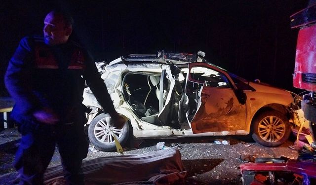 Otomobil ile kamyonun çarpıştığı kazada 1 kişi öldü, 5 kişi yaralandı