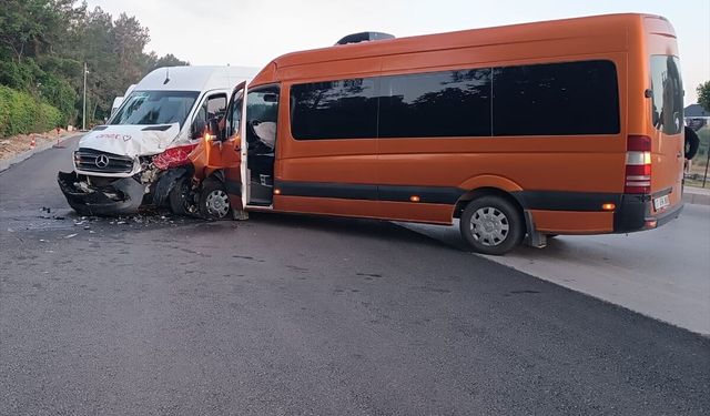Antalya'da iki tur minibüsünün çarpıştığı kazada 13 turist yaralandı
