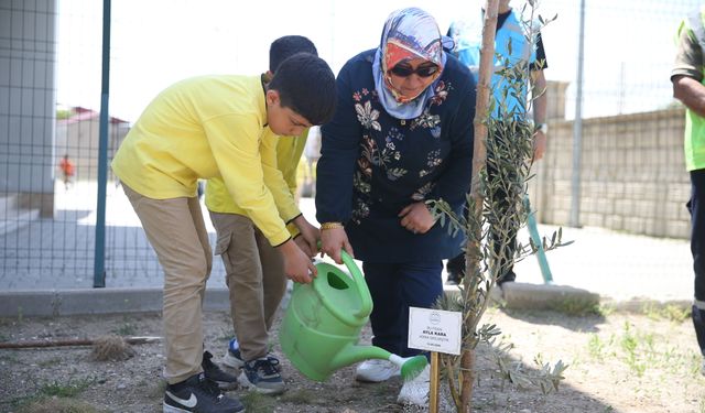 Dulkadiroğlu Belediyesi okul saldırısında hayatını kaybedenler için fidan dikti