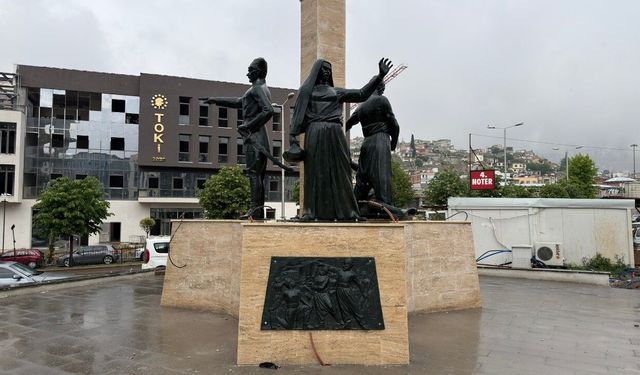 Kıbrıs Meydanı’ndaki Anıt Yeniden Ait Olduğu Yerde