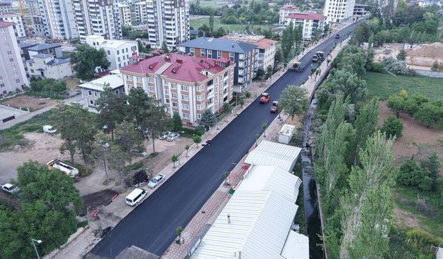 Büyükşehir’den Elbistan Pınarbaşı Caddesi’nde Kesintisiz Asfalt Mesaisi