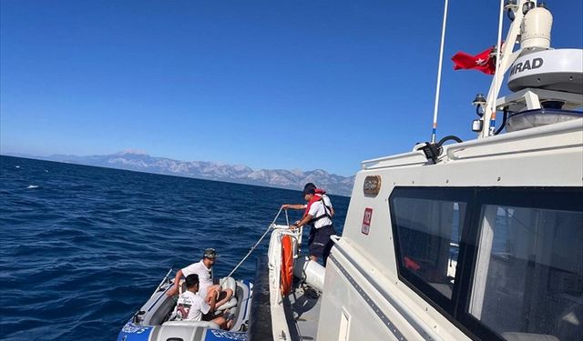 Antalya'da sürüklenen lastik bottaki 2 kişi kurtarıldı