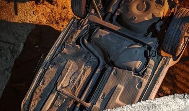 Dere yatağına devrilen otomobilin sürücüsü yaralandı