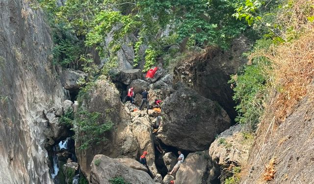 Kahramanmaraş'ta kayalıklara düşerek yaralanan çocuk kurtarıldı