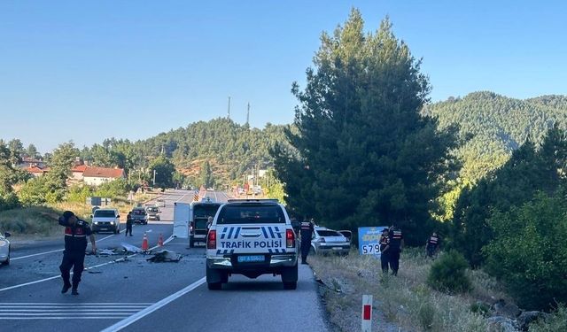 Otobüs ile otomobilin çarpıştığı kazada 1 kişi öldü, 12 kişi yaralandı