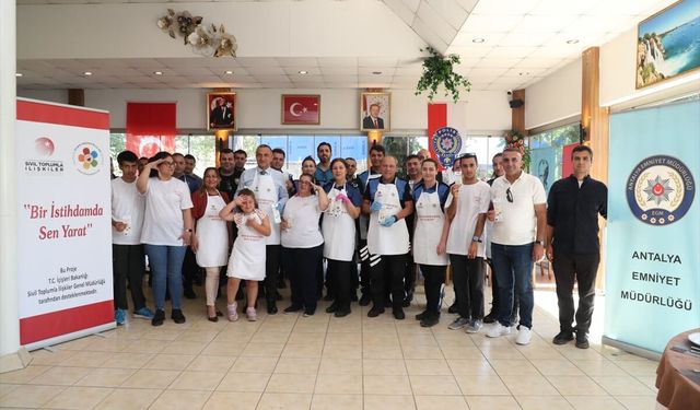 Polisler ve özel gereksinimli bireyler sabun atölyesinde bir araya geldi