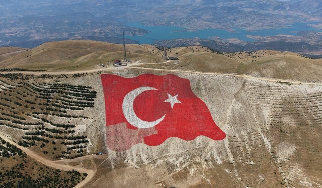 Dünyanın en büyük Türk Bayrağı, yeniden ilk günkü görkemine kavuştu