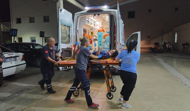 Adana'da otomobil ile çarpışan motosikletteki 2 kişi yaralandı