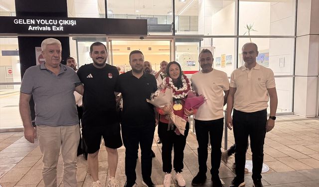 Akdeniz Oyunları'nda 2 altın kazanan Safiye Temizdemir, Kahramanmaraş'ta davul zurna ile karşılandı