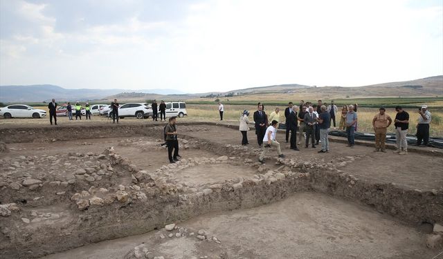Kahramanmaraş Valisi Ünlüer ve Başkan Görgel, Domuztepe Höyüğü'ndeki kazı çalışmalarını inceledi