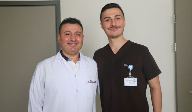 Örnek aldığı profesör babasının görev yaptığı hastanede asistan doktorluğa başladı