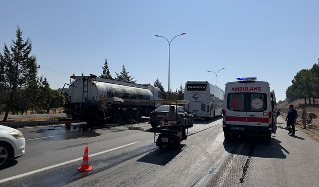 Kahramanmaraş'ta kamyona çarpan otomobildeki 1 kişi öldü, 2 kişi yaralandı