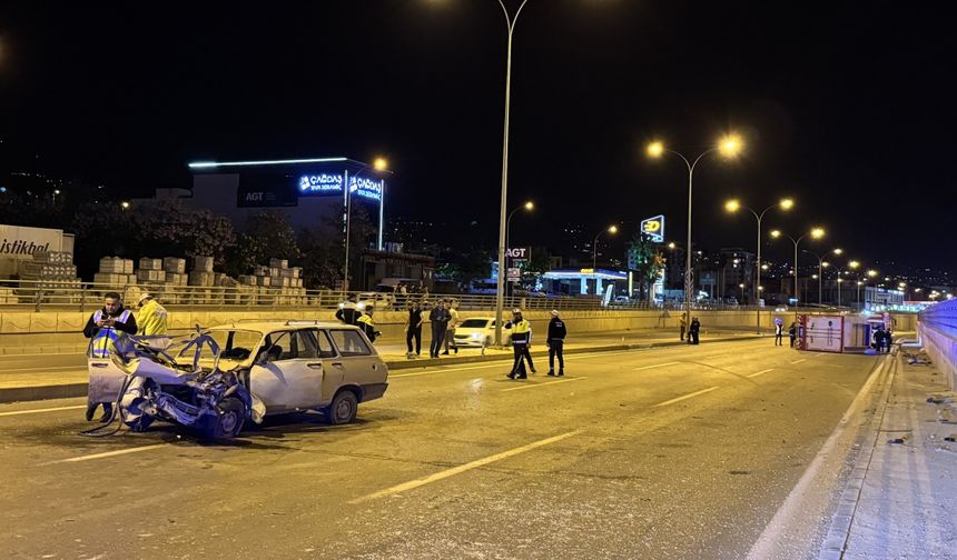 Kahramanmaraş'ta kamyonet ile otomobilin çarpıştığı kazada 1 kişi yaralandı