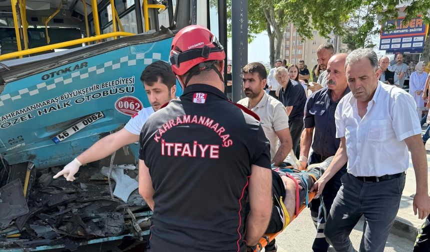 Kahramanmaraş'ta otomobil halk otobüsüne çarptı, 1 kişi öldü, 8 kişi yaralandı