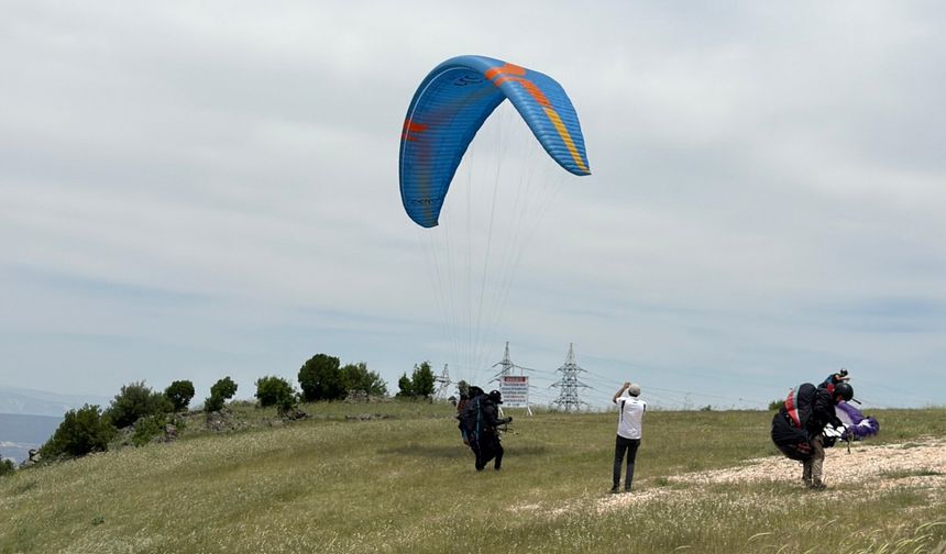 Yamaç paraşütüyle Kahramanmaraş'tan Şanlıurfa'ya 238 kilometre uçtu