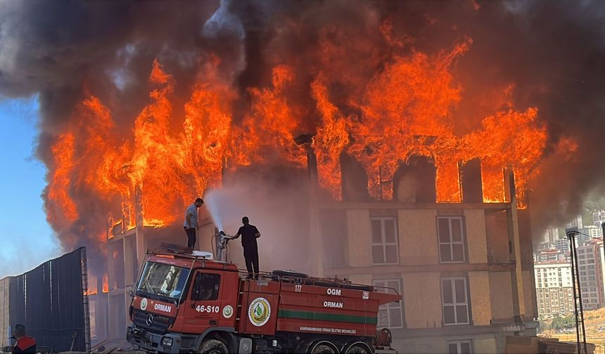 Kahramanmaraş'ta lojmanda çıkan yangına müdahale ediliyor