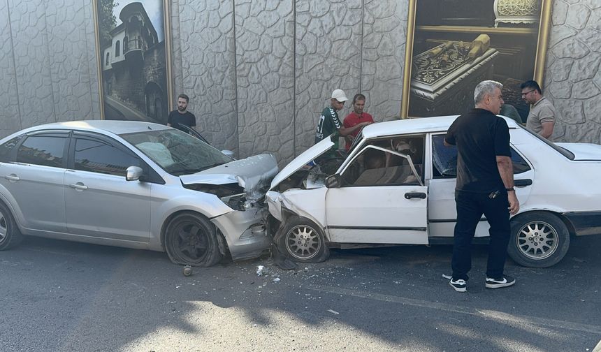 Kahramanmaraş'ta iki otomobilin çarpıştığı kazada 3 kişi yaralandı