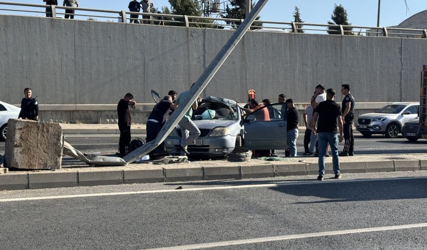 Kahramanmaraş’ta aydınlatma direğine çarpan otomobildeki 3 kişi yaralandı