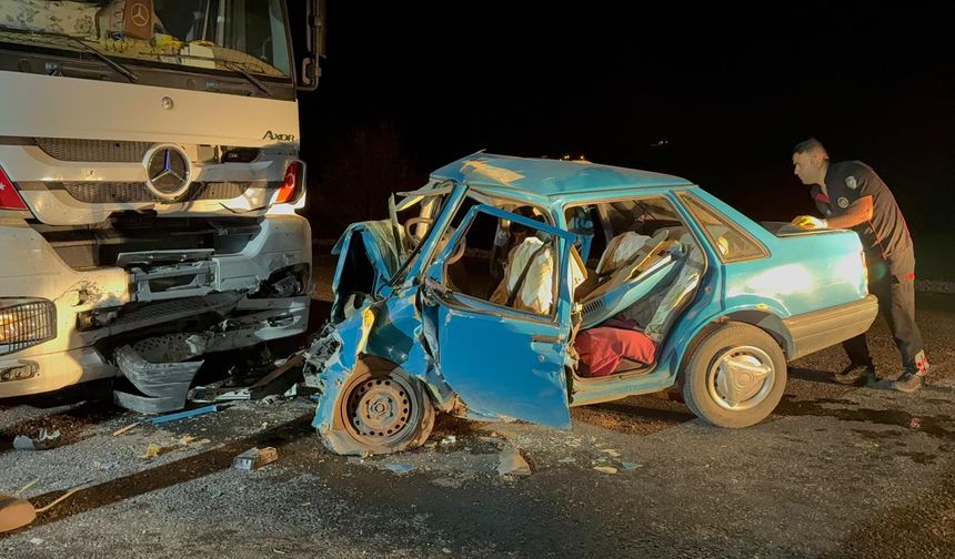 Kahramanmaraş'ta tır ile otomobilin çarpıştığı kazada 3 kişi öldü