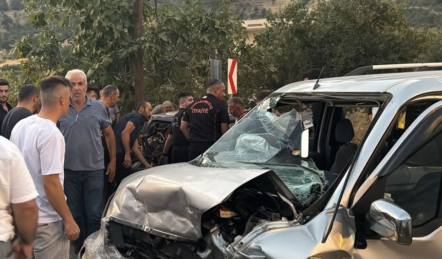 Kahramanmaraş'ta 3 aracın karıştığı kazada 6 kişi yaralandı