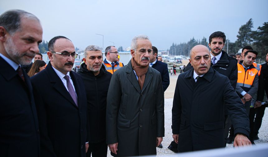 Bakan Uraloğlu, Hatay'da devam eden yol yapım çalışmalarını inceledi: