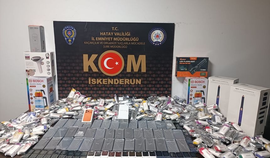 Otomobilin LPG tankı ve tavan döşemesinde kaçak ürünler bulundu