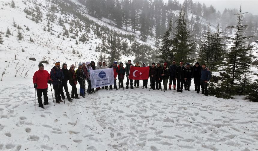 Adana'da beyaza bürünen Armutoluğu Yaylası dağcılık tutkunlarına parkur oluyor