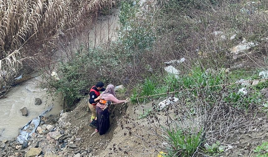 Dereye düşen oğlağı çıkarırken mahsur kalan kişi kurtarıldı