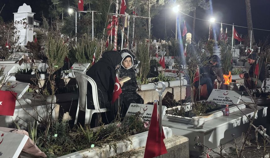 Kahramanmaraş'ta depremlerin üçüncü yılında mezarlık ziyaretleri geceden başladı