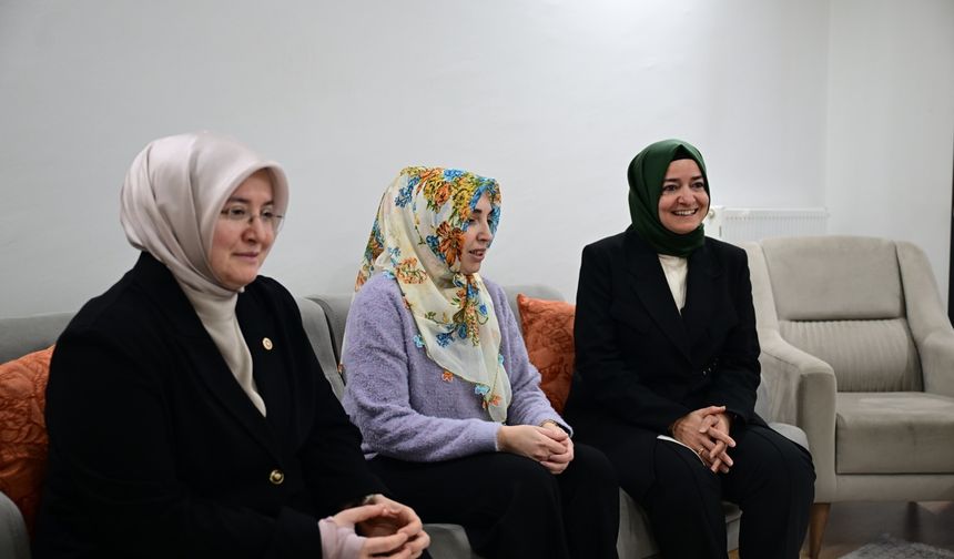 AK Parti Genel Başkan Yardımcısı Kaya, depremzede ailenin iftar sofrasına konuk oldu