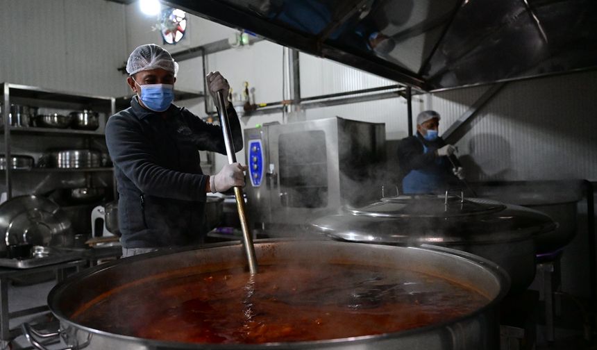 Saçaklızade Vakfı günlük 3 bin aileye iftar yemeği ulaştırıyor