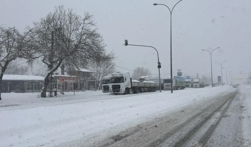 Tır ve çekicilere ulaşıma kapatılan Kahramanmaraş-Kayseri kara yolu yeniden açıldı