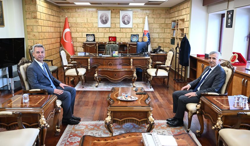 Vali Ünlüer’den Rektör Okumuş’a Hayırlı Olsun Ziyareti