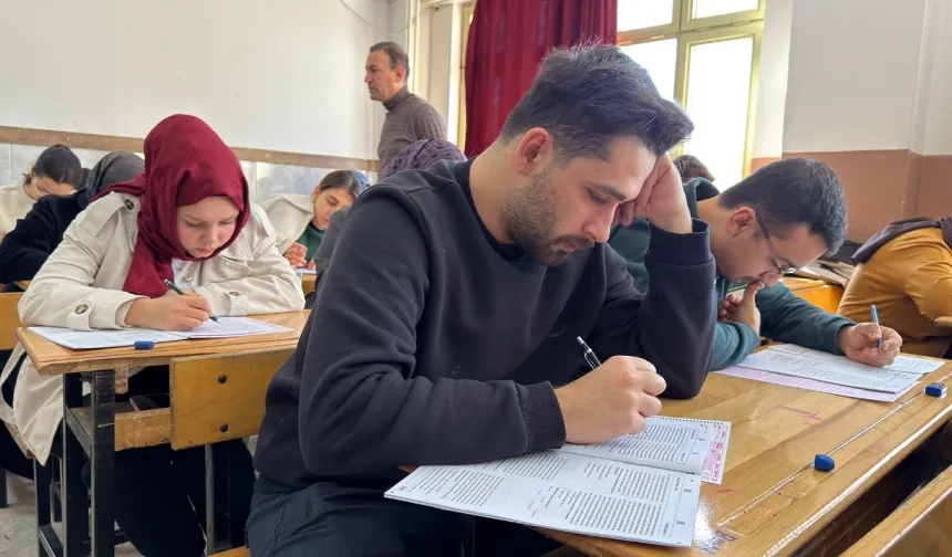 Gençler Gerçek Sınav Atmosferini Yaşadı; Büyükşehir’in Deneme Sınavına Yoğun İlgi