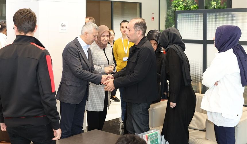 Kahramanmaraş Valisi Ünlüer ile Prof. Dr. Solaroğlu, okul saldırısında yaralanan öğrencileri ziyaret etti