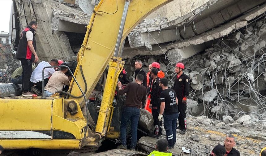 Kahramanmaraş'ta 5 katlı otoparkın yıkımı sırasında iş makinesi enkaz altında kaldı