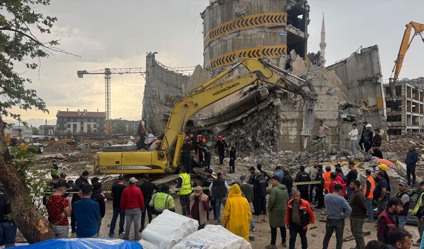 Kahramanmaraş'ta 5 katlı otoparkın yıkımı sırasında iş makinesi enkaz altında