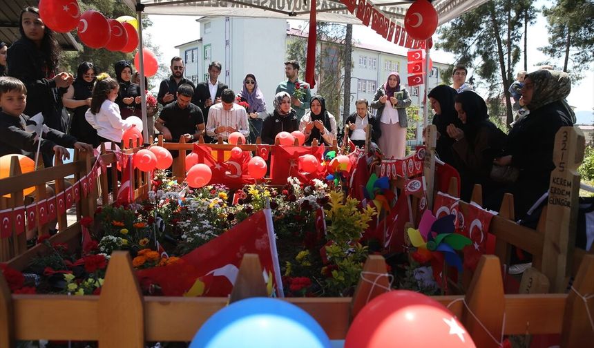 Kahramanmaraş'ta okul saldırısında hayatını kaybeden çocuklar 23 Nisan'da mezarları başında anıldı