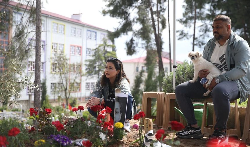 Kahramanmaraş'taki okul saldırısında hayatını kaybeden öğrenciler mezarları başında anılıyor