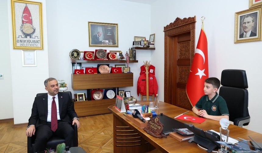 Başkan Hanifi Toptaş, 23 Nisan’da koltuğunu minik Halil Sami’ye devretti