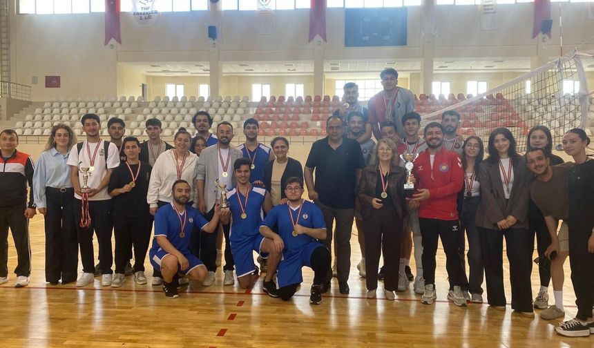 19 Mayıs Gençlik Haftası Voleybol Turnuvası Tamamlandı