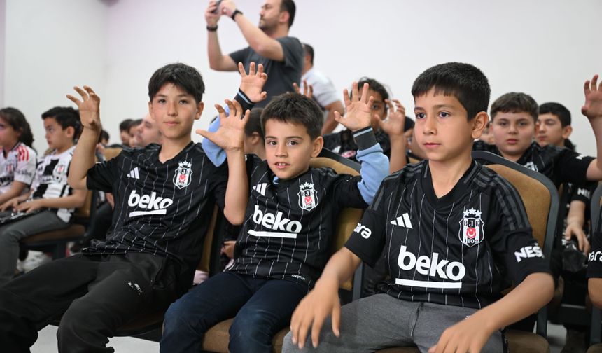 Beşiktaş Dostluk Grubu, okul saldırısında yaralanan Mustafa'ya forma hediye etti