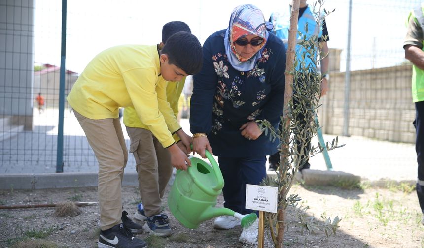 Dulkadiroğlu Belediyesi okul saldırısında hayatını kaybedenler için fidan dikti